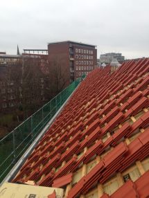 Verteilung der Betondachsteine auf dem Sparren.